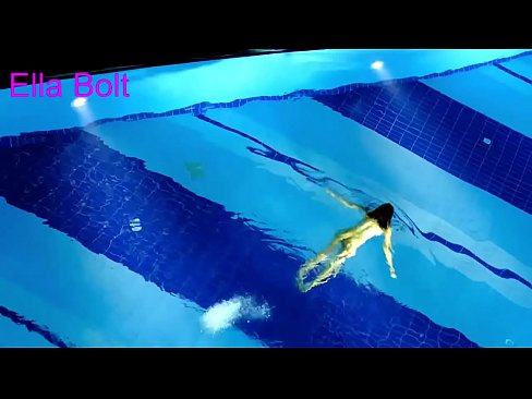 ❤️ मी पाहणे थांबवू शकत नाही, तरुण गोरा ELLA BOLT रिसॉर्ट पूलमध्ये नग्न पोहताना पकडला गेला ❤️❌  आमच्याकडे mr.virtsextor.ru ❌❤